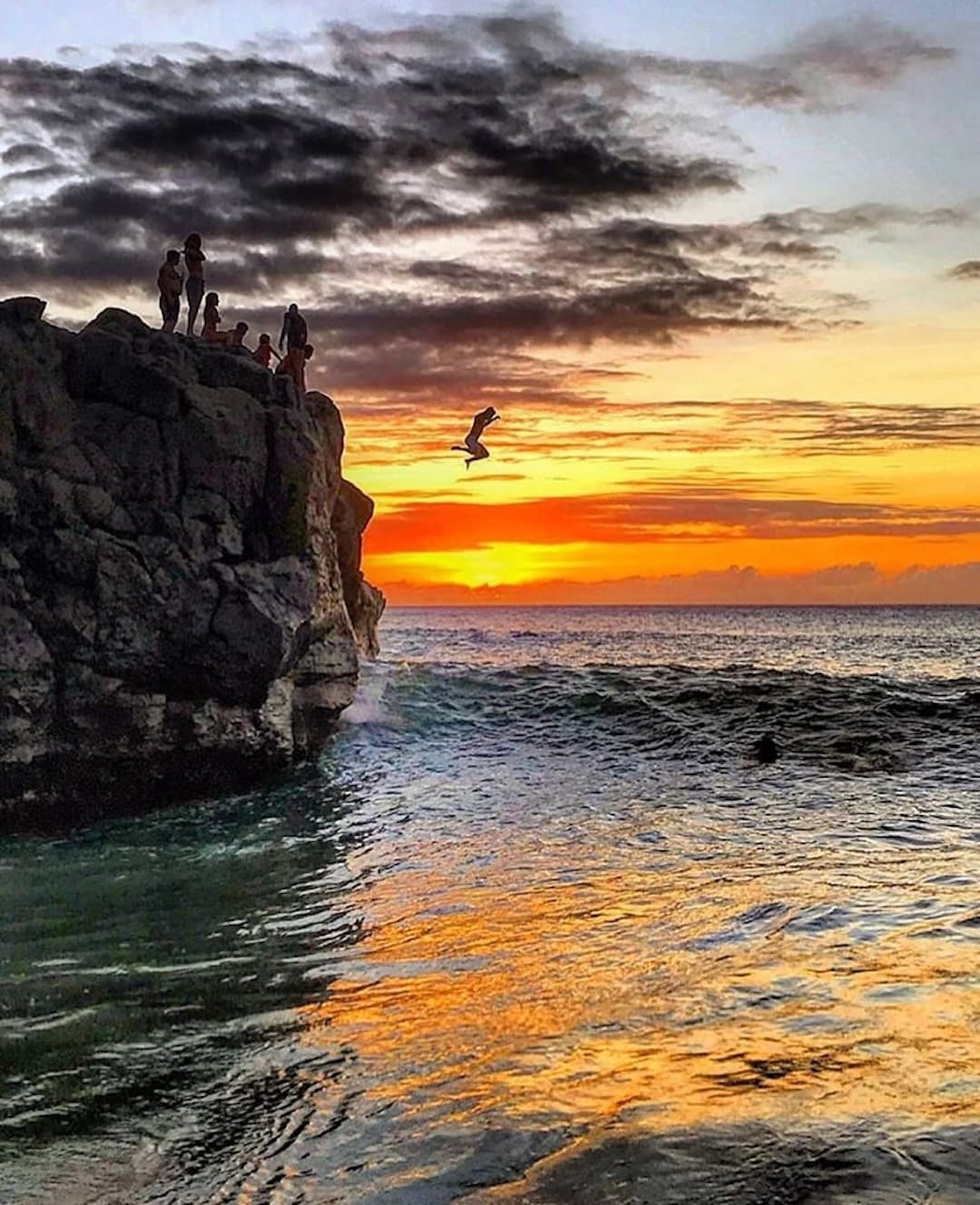  .. Waiamea Bay jump rock. 